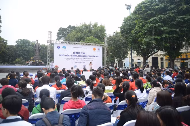 Đại diện nhiều bộ, ngành, tổ chức quốc tế dự mít tinh phòng chống kháng thuốc