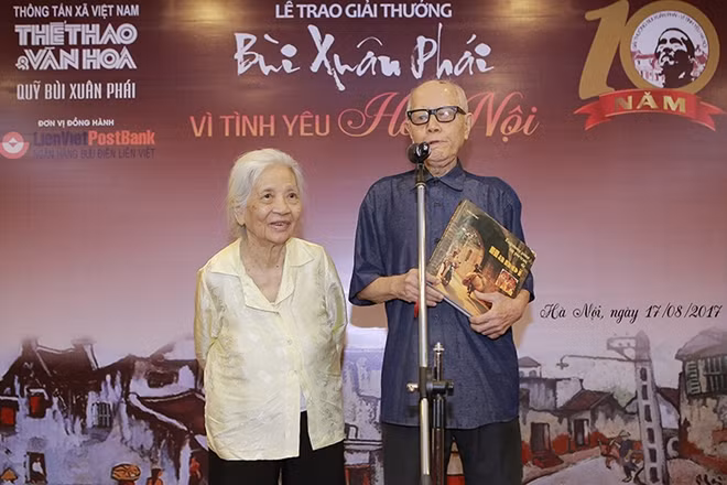 2 vợ chồng nhà văn hóa Hữu Ngọc tại lễ vinh danh