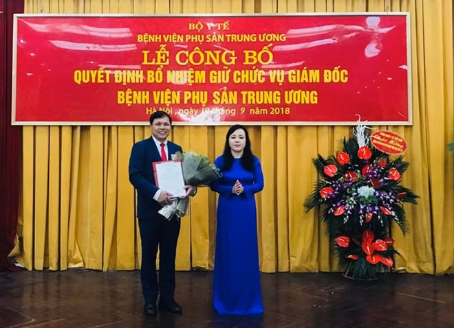 Bộ trưởng Bộ Y tế Nguyễn Thị Kim Tiến trao quyết định bổ nhiệm chức vụ Giám đốc Bệnh viện Phụ sản Trung ương cho PGS.TS Trần Danh Cường