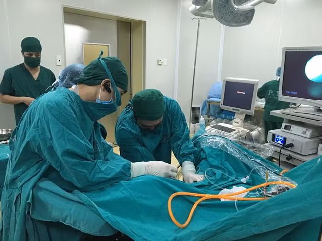 BSCKII. Phạm Huy Huyên tiến hành tán sỏi qua da cho bệnh nhân.