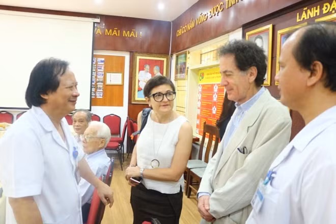 Các chuyên gia Việt Nam và Pháp trao đổi