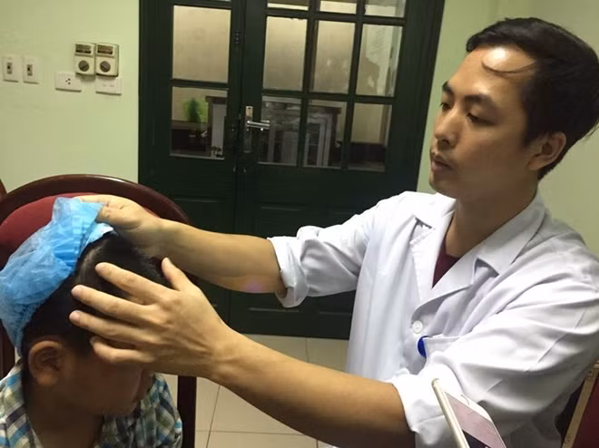 Tái khám cho bé P. sau khi mổ