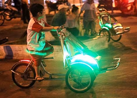 Nguy cơ mất an toàn khi trẻ em sử dụng xích lô mini.