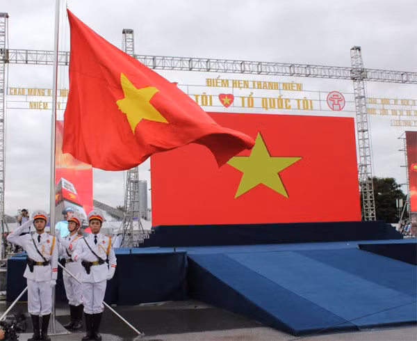 Lá cờ Tổ Quốc tung bay trong gió. Lá cờ Tổ Quốc tung bay trong gió.