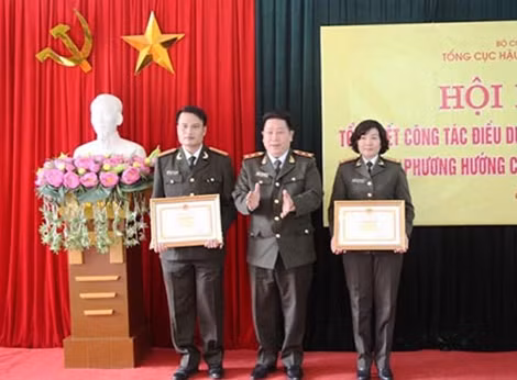 Thứ trưởng Bùi Văn Thành trao Bằng khen của Bộ Công an cho tập thể, cá nhân có thành tích xuất sắc về công tác nghỉ dưỡng, điều dưỡng.