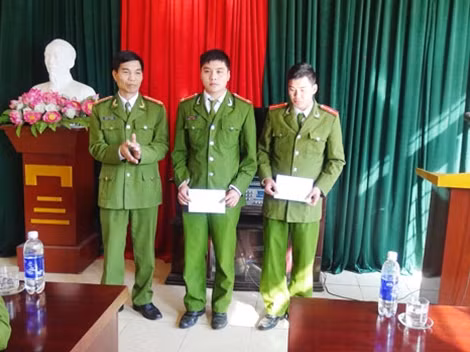 Đại tá Hoàng Văn Vượt, Phó Giám đốc Công an tỉnh Bắc Kạn trao quà chia sẻ , động viên tinh thần đối với cán bộ, chiến sỹ dũng cảm trong truy bắt tội phạm