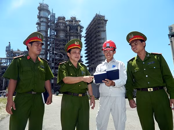 CBCS Đồn Công an KKT Dung Quất thường xuyên phối hợp với bảo vệ Nhà máy Lọc dầu Dung Quất tuần tra, kiểm soát địa bàn.