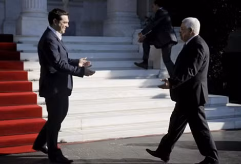 Tổng thống Palestine Mahmoud Abbas (phải) gặp Thủ tướng Hy Lạp Alexis Tsipras trong chuyến công du Athens kéo dài 2 ngày. Ảnh: Diplomacy.