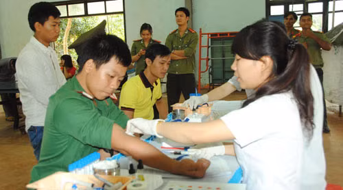 Từ sáng sớm, nhiều đoàn viên, thanh niên A90 cùng một số đơn vị, tổ chức xã hội trên địa bàn hăng hái đăng ký tham gia hiến máu.
