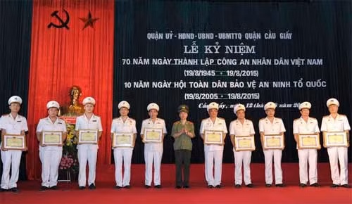 Thiếu tướng Phạm Xuân Bình, Phó Giám đốc Công an TP Hà Nội trao Giấy khen của Giám đốc Công an TP Hà Nội tặng các cá nhân có thành tích xuất sắc.