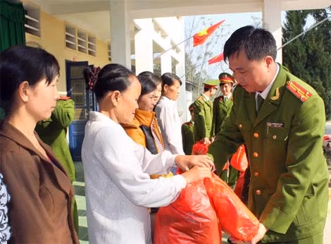 Thượng tá Phạm Văn Nam, Phó Hiệu trưởng Trường ĐH PCCC thay mặt đoàn tình nguyện tặng quà gia đình chính sách huyện Thanh Chương. Thượng tá Phạm Văn Nam, Phó Hiệu trưởng Trường ĐH PCCC thay mặt đoàn tình nguyện tặng quà gia đình chính sách huyện Thanh Chương.