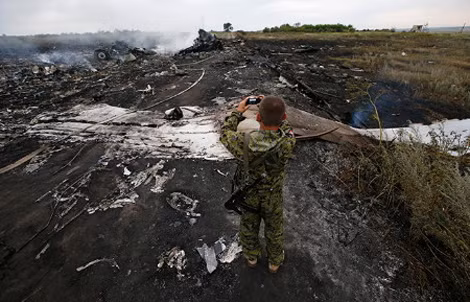 Hiện trường vụ rơi máy bay MH17 tại Ukraine.