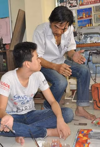 Với các em nhỏ câm điếc ở đây họa sĩ Long không chỉ là thầy mà còn là ông bà, cha mẹ của mình.