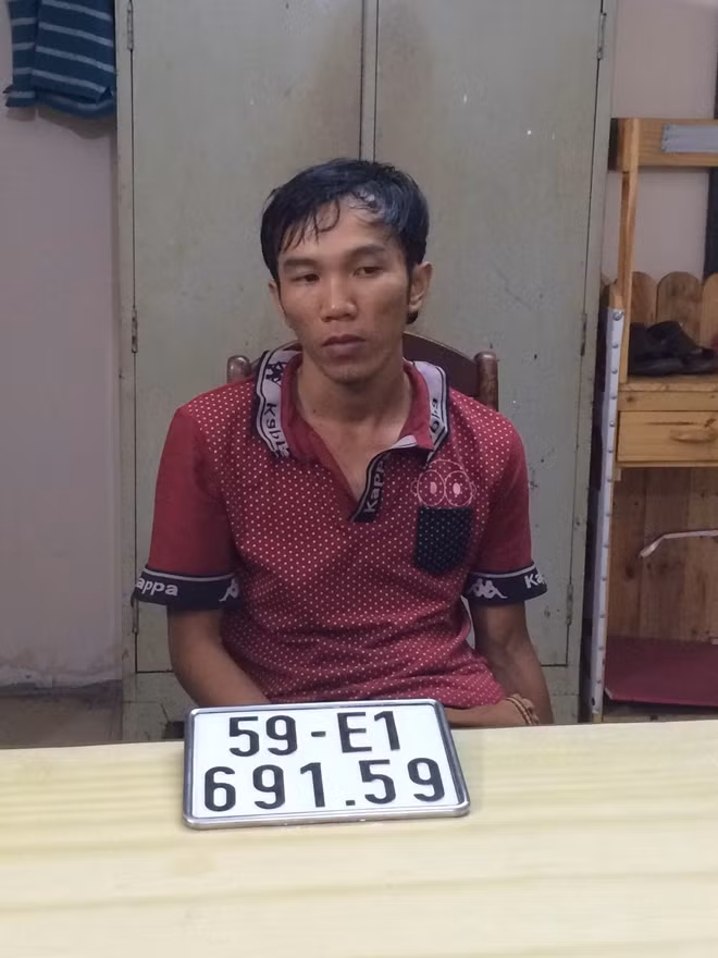 Đối tượng Nguyễn Văn Huynh cùng biển số xe dùng để tráo đổi để trộm