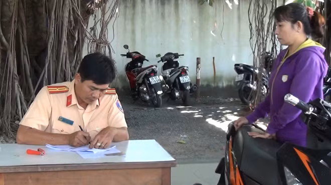 Người dân làm thủ tục đăng ký giấy tờ xe