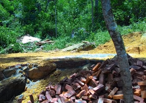 Căn nhà mới bằng gạch sẽ được dựng lên cho hai vợ chồng già.