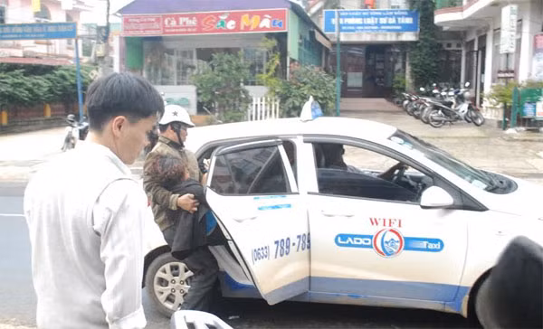 Người dân đưa nạn nhân lên Bệnh viện Đa khoa Lâm Đồng kiểm tra vết thương Người dân đưa nạn nhân lên Bệnh viện Đa khoa Lâm Đồng kiểm tra vết thương