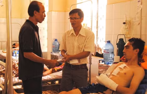 Đại diện Báo CAND đã thăm hỏi, tặng quà cho hai chiến sỹ bị thương tại bệnh viện.