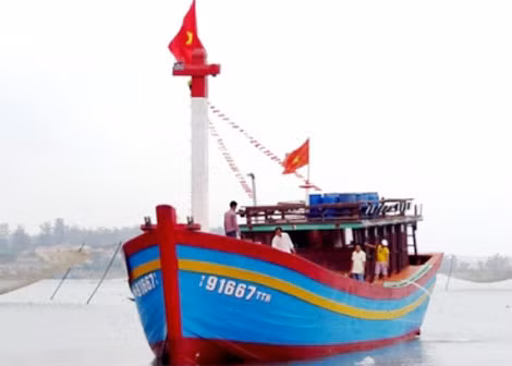 "Tàu 67" vỏ gỗ 700 CV đầu tiên của cả nước được Agribank đầu tư vốn theo Nghị định 67 hạ thủy ngày 30/3/2015 tại Thừa Thiên - Huế.
