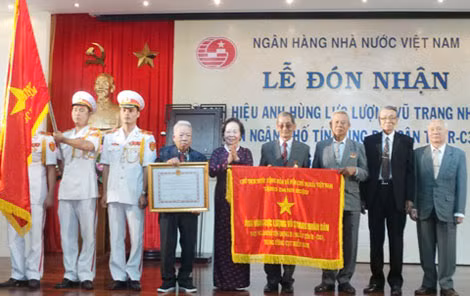 Phó Chủ tịch nước Nguyễn Thị Doan trao danh hiệu Anh hùng lực lượng vũ trang nhân dân tặng Ban Ngân tín R.