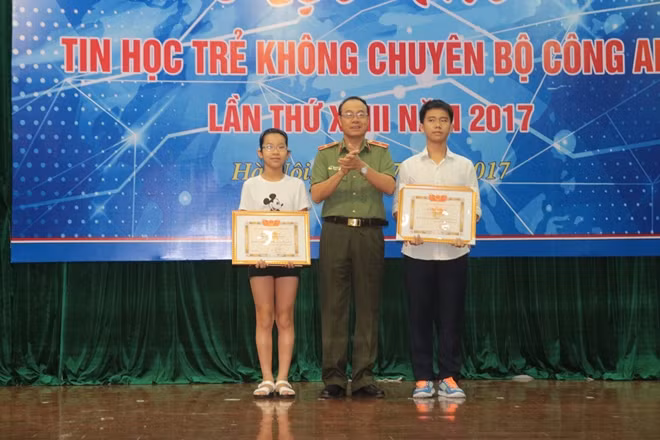 Thiếu tướng Nguyễn Tất Lợi, Phó Tổng cục trưởng Tổng cục Hậu cần - Kỹ thuật trao giải Nhất cho 2 thí sinh ở 2 cấp tiểu học và THCS