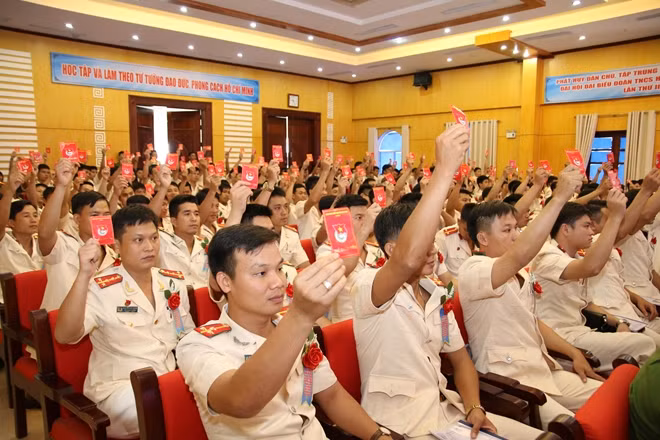 Đại biểu biểu quyết thông qua các nội dung tại Đại hội