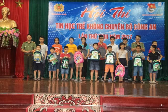 Ban Tổ chức và Tổng cục Hậu cần - Kỹ thuật tặng quà cho các thí sinh tham gia hội thi