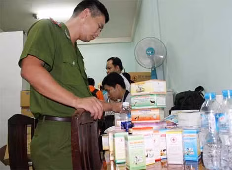Lực lượng Công an thu giữ tang vật của vụ việc. Lực lượng Công an thu giữ tang vật của vụ việc.