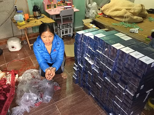 Gần 4 nghìn bao thuốc lá giấu trong thảm lót ghế 