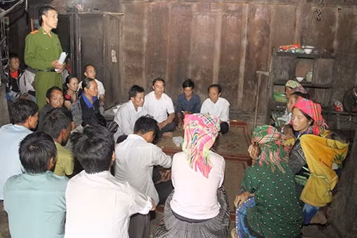Nghệ nhân người Pa Cô chung tay bảo vệ an ninh trật tự ảnh 2