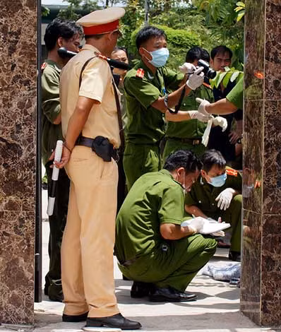Các cán bộ điều tra, kỹ thuật đang khám nghiệm hiện trường và truy tìm dấu vết vụ thảm án ở Bình Phước. Các cán bộ điều tra, kỹ thuật đang khám nghiệm hiện trường và truy tìm dấu vết vụ thảm án ở Bình Phước.