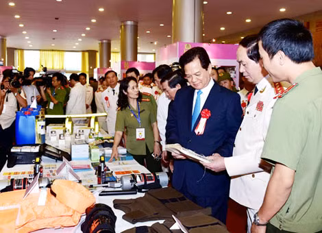 Thủ tướng Nguyễn Tấn Dũng duyệt đội danh dự CAND. Thủ tướng Nguyễn Tấn Dũng duyệt đội danh dự CAND.