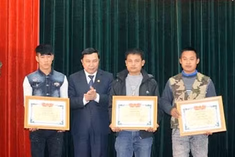 Đồng chí Nguyễn Hữu Hoàng - Chủ tịch UBND huyện Đan Phượng trao giấy khen tặng 3 quần chúng dũng cảm.