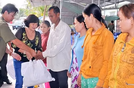 Đại diện Mạnh thường quân, lãnh đạo Phòng tài chính, Công an huyện Cờ Đỏ tặng quà cho các hộ dân.