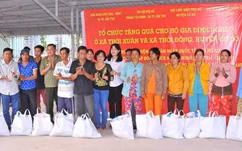Một số hình ảnh của lễ trao quà.