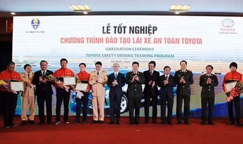 Các đại biểu và học viên tại buổi lễ.