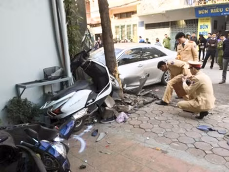 Hiện trường vụ tai nạn trên đường Ái Mộ.