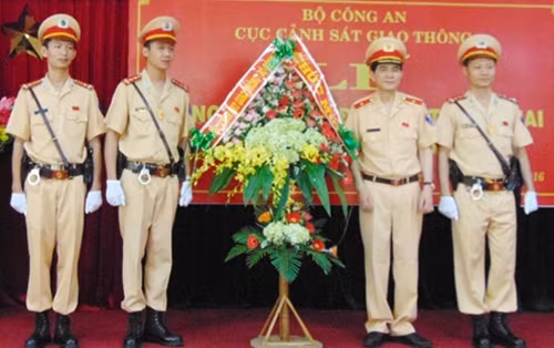 Thiếu tướng Trần Sơn Hà, Cục trưởng Cục CSGT tặng hoa cán bộ chiến sĩ Đội dẫn đoàn số 3.