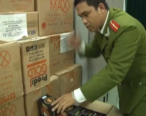 Hàng trăm sản phẩm dinh dưỡng của công ty Nhân Tài Việt bị Công an TP Huế tạm giữ.