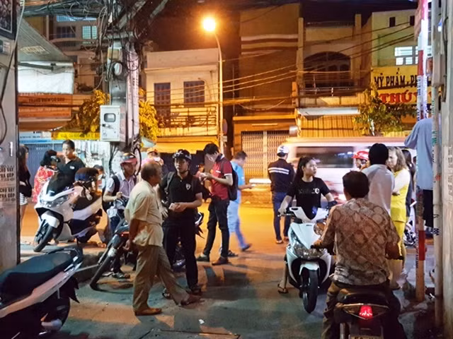 Đến tối cùng ngày nhiều người vẫn còn bàn tán về vụ nổ súng