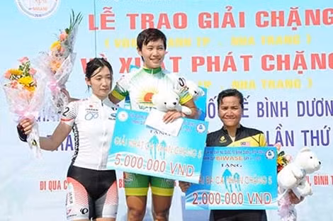 Tay đua Nguyễn Thị Thật nhận giải nhất chặng 5.