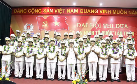 Lãnh đạo Tổng cục VIII trao thưởng cho các tập thể, cá nhân có thành tích xuất sắc.
