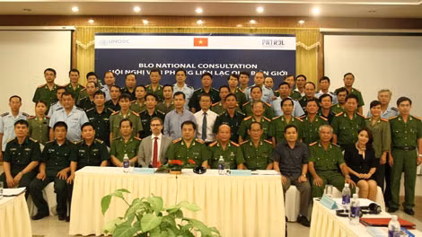Các đại biểu chụp ảnh lưu niệm.