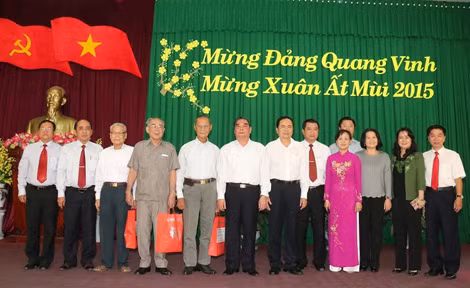 Đồng chí Lê Hồng Anh cùng lãnh đạo TP Cần Thơ và các cán bộ, tướng lĩnh đã nghỉ hưu, Anh hùng LLVTND.