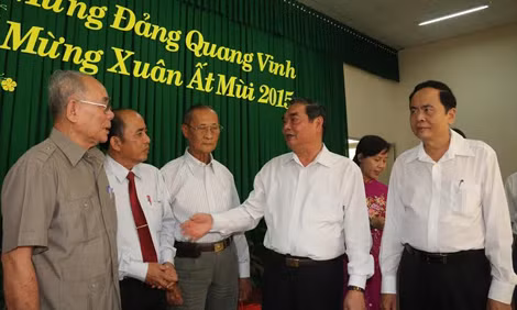 Đồng chí Lê Hồng Anh trò chuyện với các cán bộ, tướng lĩnh đã nghỉ chế độ, Anh hùng LLVTND.