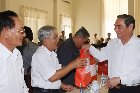 Đồng chí Lê Hồng Anh tặng quà các cán bộ, tướng lĩnh đã nghỉ hưu, Anh hùng LLVTND… đang sinh sống trên địa bàn quận Bình Thủy (Cần Thơ).