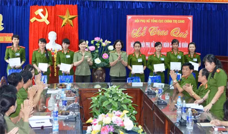 Hội Phụ nữ Tổng cục Chính trị CAND tặng quà cho các Hội viên khó khăn đang công tác, học tập tại trường Trung cấp CSGT.