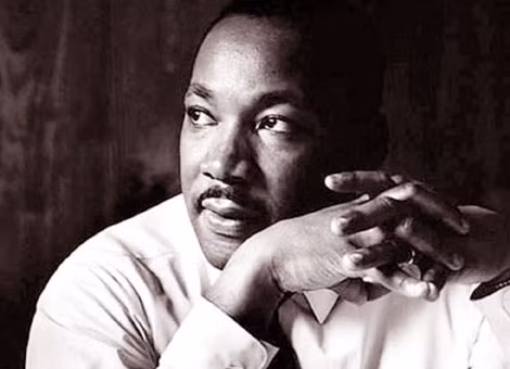 Martin Luther King - nhà hoạt động nhân quyền vĩ đại của nước Mỹ - nổi tiếng với bài diễn văn đầy cảm hứng về tự do và bình đẳng “Tôi có một ước mơ”. Martin Luther King - nhà hoạt động nhân quyền vĩ đại của nước Mỹ - nổi tiếng với bài diễn văn đầy cảm hứng về tự do và bình đẳng “Tôi có một ước mơ”.