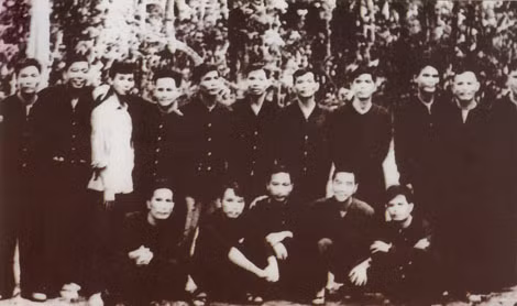 Đồng chí Hoàng Minh Đạo (người thứ 7 từ trái qua hàng đứng) cùng đồng đội tại căn cứ Trung ương cục Miền Nam (1968).