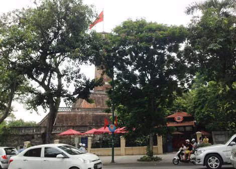 Quán cà phê trong khuôn viên Bảo tàng Lịch sử quân sự làm xấu cảnh quan Cột Cờ Hà Nội.